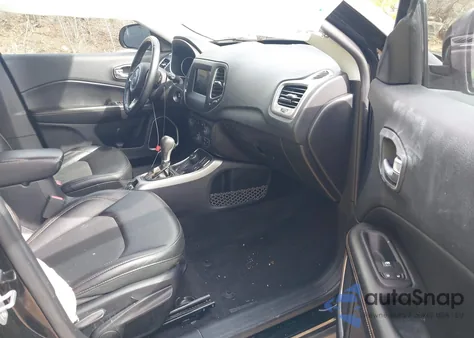 2019 Jeep Compass Latitude 4X4 z USA, uszkodzony, nr VIN 3C4NJDBB9KT679054